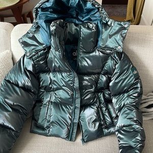 Alo Yoga Pearlized Pristine Puffer XS Midnight Green